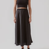 Lækker basic top i en blød bomuldsrib. IgorMD crop top har en tætsiddende, cropped pasform med bryderryg og er perfekt at style til et sporty look. Modellen er 173 cm og har en størrelse S/36 på  Materiale: 95% Bomuld 5% Elastan
