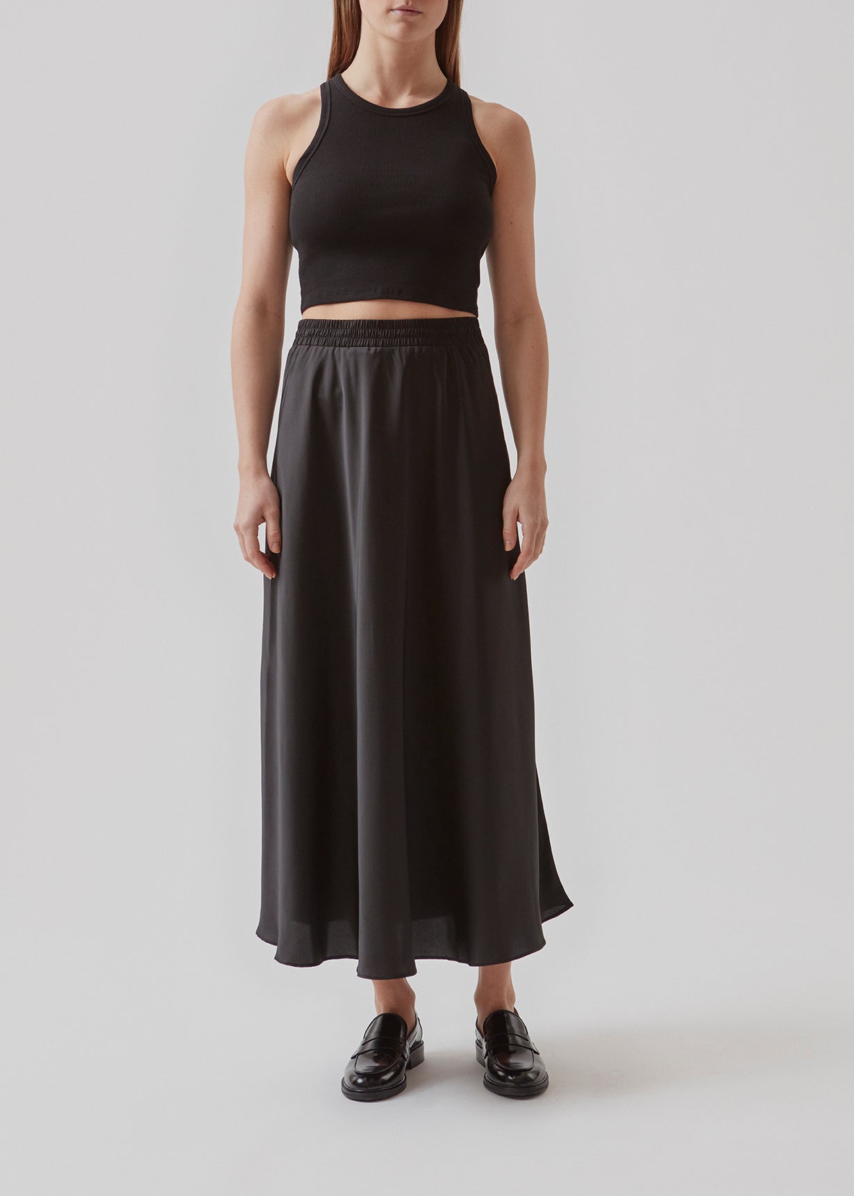 Lækker basic top i en blød bomuldsrib. IgorMD crop top har en tætsiddende, cropped pasform med bryderryg og er perfekt at style til et sporty look. Modellen er 173 cm og har en størrelse S/36 på  Materiale: 95% Bomuld 5% Elastan