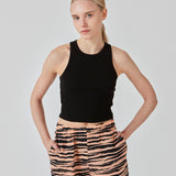 Lækker basic top i sort i en blød bomuldsrib. IgorMD crop top har en tætsiddende, cropped pasform med bryderryg og er perfekt at style til et sporty look. Modellen er 173 cm og har en størrelse S/36 på