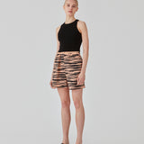 Lækker basic top i sort i en blød bomuldsrib. IgorMD crop top har en tætsiddende, cropped pasform med bryderryg og er perfekt at style til et sporty look. Modellen er 173 cm og har en størrelse S/36 på