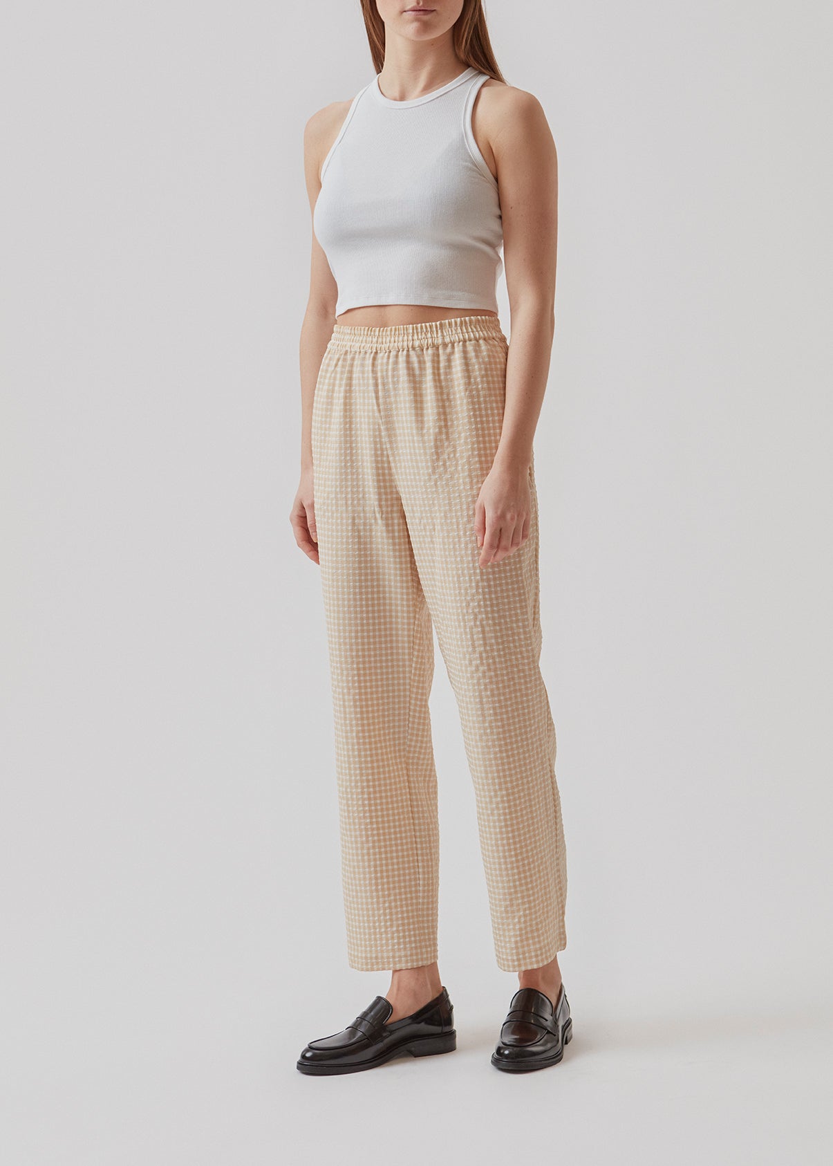 Lækker basic top i en blød bomuldsrib. IgorMD crop top har en tætsiddende, cropped pasform med bryderryg og er perfekt at style til et sporty look. Modellen er 173 cm og har en størrelse S/36 på  Materiale: 95% Bomuld 5% Elastan