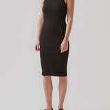 Lækker basic kjole i en blød bomuldsrib. IgorMD dress har en tætsiddende pasform med bryderryg og er perfekt at style til et sporty og afslappet look. Modellen er 173 cm og har en størrelse S/36 på  Materiale: 95% Bomuld 5% Elastan