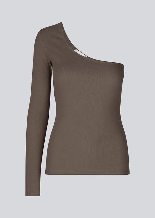 Lækker basic top i brun i en blød bomuldsrib. IgorMD one shoulder LS top har en tætsiddende pasform med et enkelt asymmetrisk langt ærme og er perfekt at style til et sporty look. 