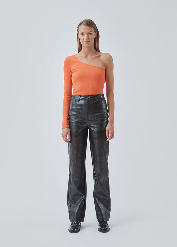 Lækker basic top i orange i en blød bomuldsrib. IgorMD one shoulder LS top har en tætsiddende pasform med et enkelt asymmetrisk langt ærme og er perfekt at style til et sporty look. Modellen er 174 cm og har en størrelse S/36 på.