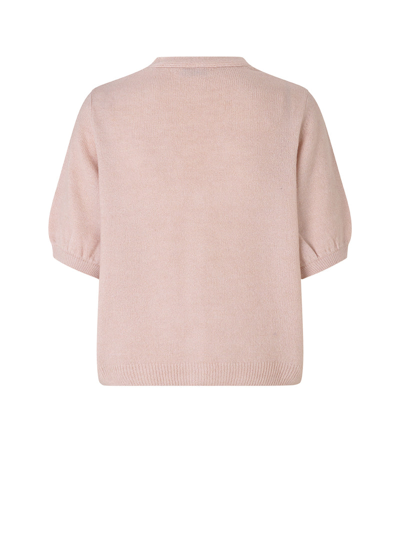 Trendy cardigan med korte pufærmer og knaplukning fortil. Irene cardigan er lavet i et blødt materiale, perfekt til de tidlige forårsdage.