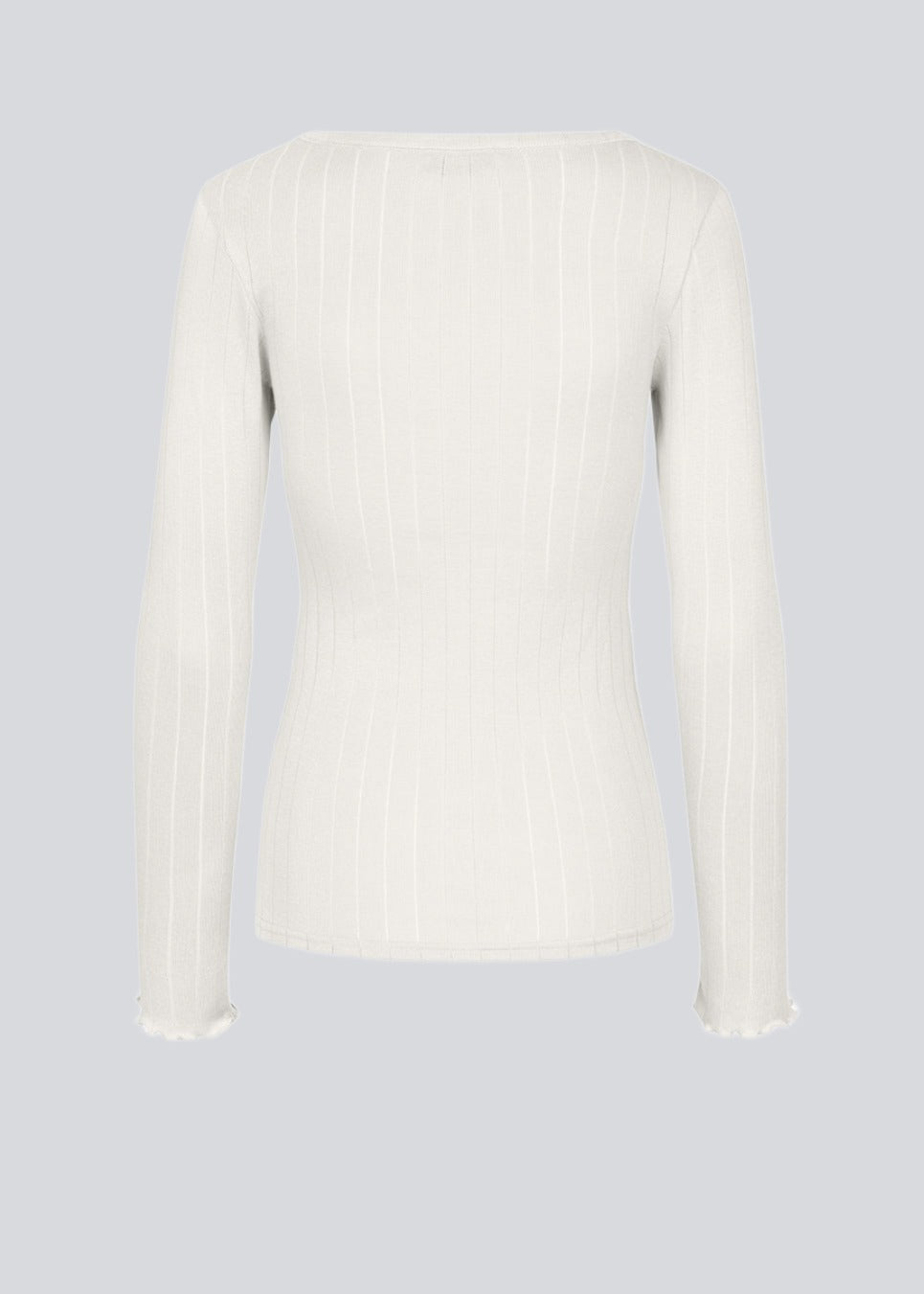 Tætsiddende langærmet t-shirt med en feminin flæsekant på ærmerne. Issy LS t-shirt er i en blød jersey med et dekorativt hulmønster.  Materiale: 50% Modal 50% Bomuld