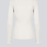 Tætsiddende langærmet t-shirt med en feminin flæsekant på ærmerne. Issy LS t-shirt er i en blød jersey med et dekorativt hulmønster.  Materiale: 50% Modal 50% Bomuld