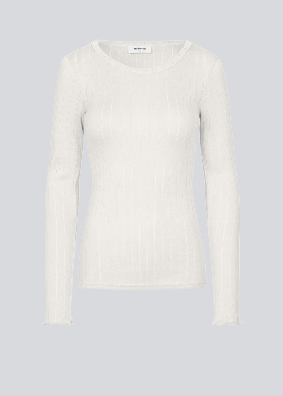 Tætsiddende langærmet t-shirt med en feminin flæsekant på ærmerne. Issy LS t-shirt er i en blød jersey med et dekorativt hulmønster.  Materiale: 50% Modal 50% Bomuld