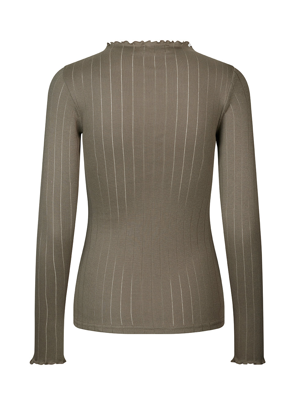 Tætsiddende trøje i brun med mellem høj krave. Issy t-neck har feminine flæsekanter ved hals og ærmer. Kvaliteten er en blød jersey med et feminint pointelle mønster.