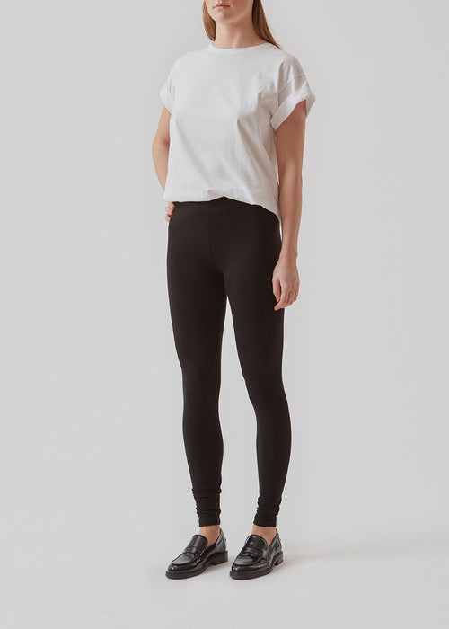 Kendis i farven sort er en legging i super lækker Eco Vero Viskose kvalitet og en must-have i basis garderoben.