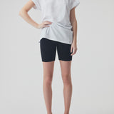 En behagelig og basic shorts, som er oplagt under en kjole eller nederdel. Modellen er 174 cm og har en størrelse S/36 på