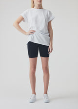 En behagelig og basic shorts, som er oplagt under en kjole eller nederdel. Modellen er 174 cm og har en størrelse S/36 på