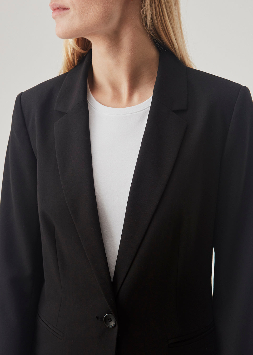 Klassisk taljeret blazer i sort. Kendrick blazer bliver lukket foran med en enkelt knap og har lommer foran. Style blazeren med matchende bukser: Kendrick cropped pants eller Kendrick wide pants. 