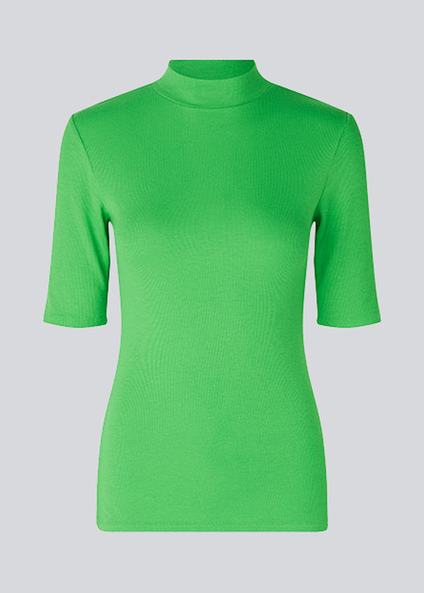 Kortærmet t-shirt i grøn med høj hals. Krown t-shirt er i rib kvalitet og er tætsiddende i pasformen. T-shirten er i en lækker Eco Vero Viskose kvalitet.
