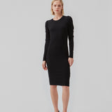 Kjole i ribstrik med lange ærmer med puf og rund hals. Kvaliteten af KrownMD puff dress er stretchy og mere ansvarlig.  Modellen er 177 cm og har en størrelse S/36 på.