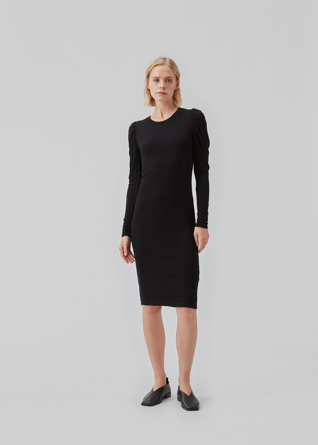 Kjole i ribstrik med lange ærmer med puf og rund hals. Kvaliteten af KrownMD puff dress er stretchy og mere ansvarlig.  Modellen er 177 cm og har en størrelse S/36 på.