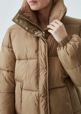 Moderne vinterjakke i puffer-look. Kyle coat har høj krave og store lommer foran. Fyldet er lavet af 100% genanvendt polyester, som gør det muligt at holde varmen ned til -10 grader.