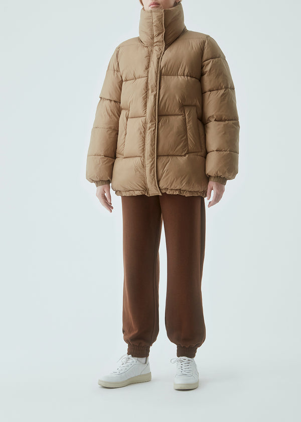 Moderne vinterjakke i puffer-look. Kyle coat har høj krave og store lommer foran. Fyldet er lavet af 100% genanvendt polyester, som gør det muligt at holde varmen ned til -10 grader.