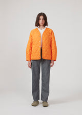 Let vatteret orange jakke af genanvendt nylon med quiltede sømme. CappelMD jacket har en afslappet pasform med v-hals, lange ærmer og trykknapper fortil.