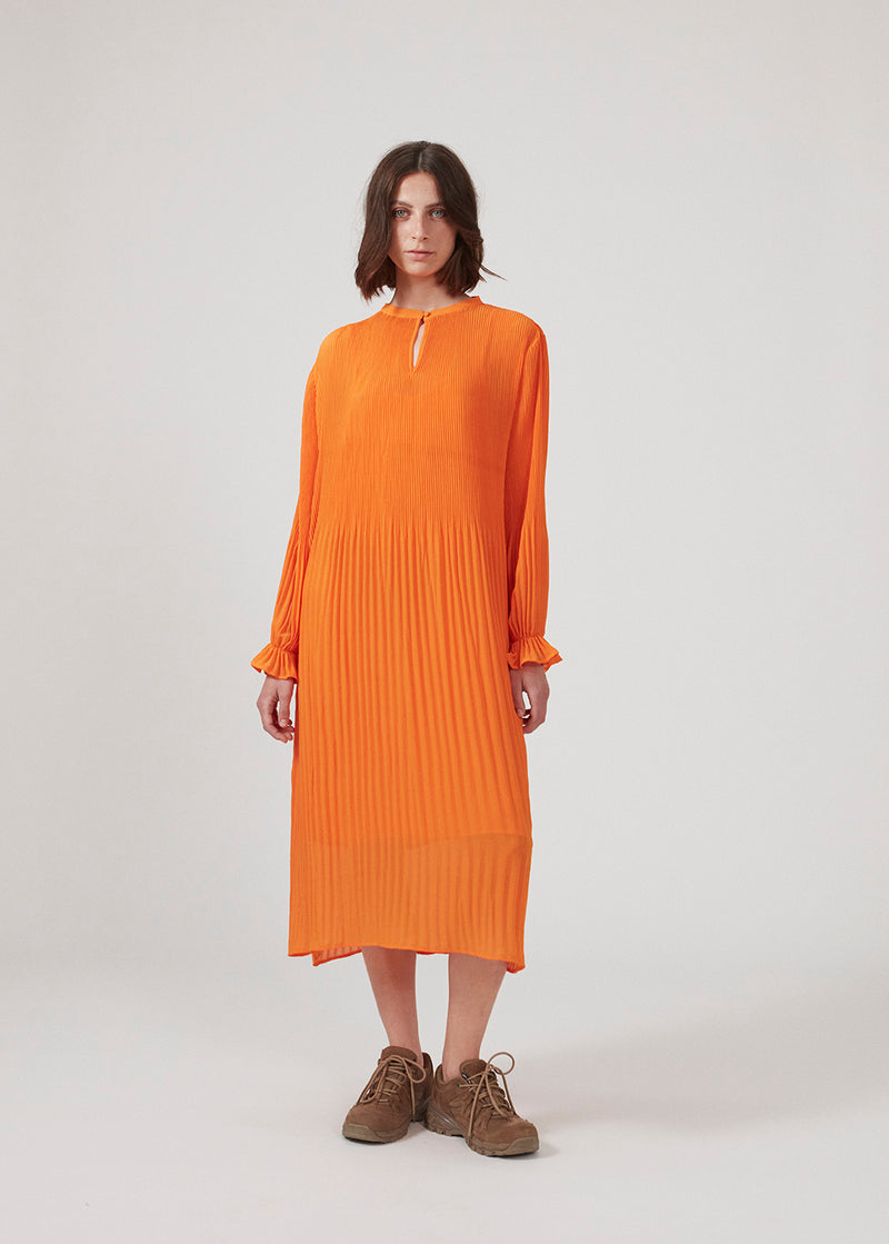 Plisseret kjole i genanvendt polyester. CruzMD dress har 3/4 lange ærmer med elastik, nøglehulsåbning foran og luftigt skørt.