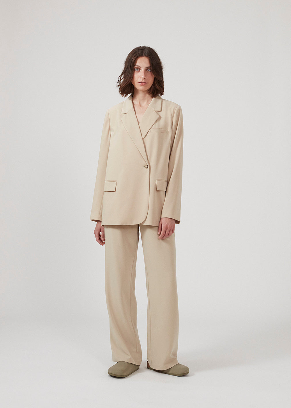 Bukser i et simpelt design med brede ben. Perry pants har skrålommer i siden og en elastisk talje for et behageligt fit. Indersøm (S/36): 81 cm Bukserne forlænges med 0,5 cm for hver størrelse. Modellen er 173 cm og har en størrelse S/36 på.  Shop matchende blazer i samme farve, for at fuldende looket: PerryMD blazer.