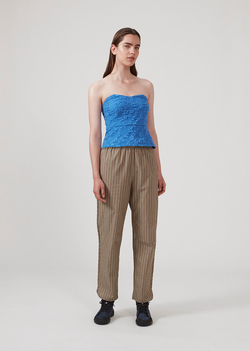 Pyjamas-inspirerede bukser lange, brede ben og mellemhøj talje med elastik og snører. CordeliaMD pants er lavet af bomuld. Modellen er 177 cm og har en størrelse S/36 på.  Shop matchende skjorte til bukserne: CordeliaMD shirt.