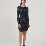 Kort kjole med draperede detaljer og flere lag. CliffordMD print dress har en rund hals og lange ærmer i mesh.  Modellen er 177 cm og har en størrelse S/36 på.