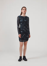 Kort kjole med draperede detaljer og flere lag. CliffordMD print dress har en rund hals og lange ærmer i mesh.  Modellen er 177 cm og har en størrelse S/36 på.
