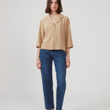 Skjorte i beige i afslappet pasform med 3/4 lange ærmer. AaliyahMD shirt har resortkrave, lav skuldersøm og knaplukning fortil.  Modellen er 177 cm og har en størrelse S/36 på.