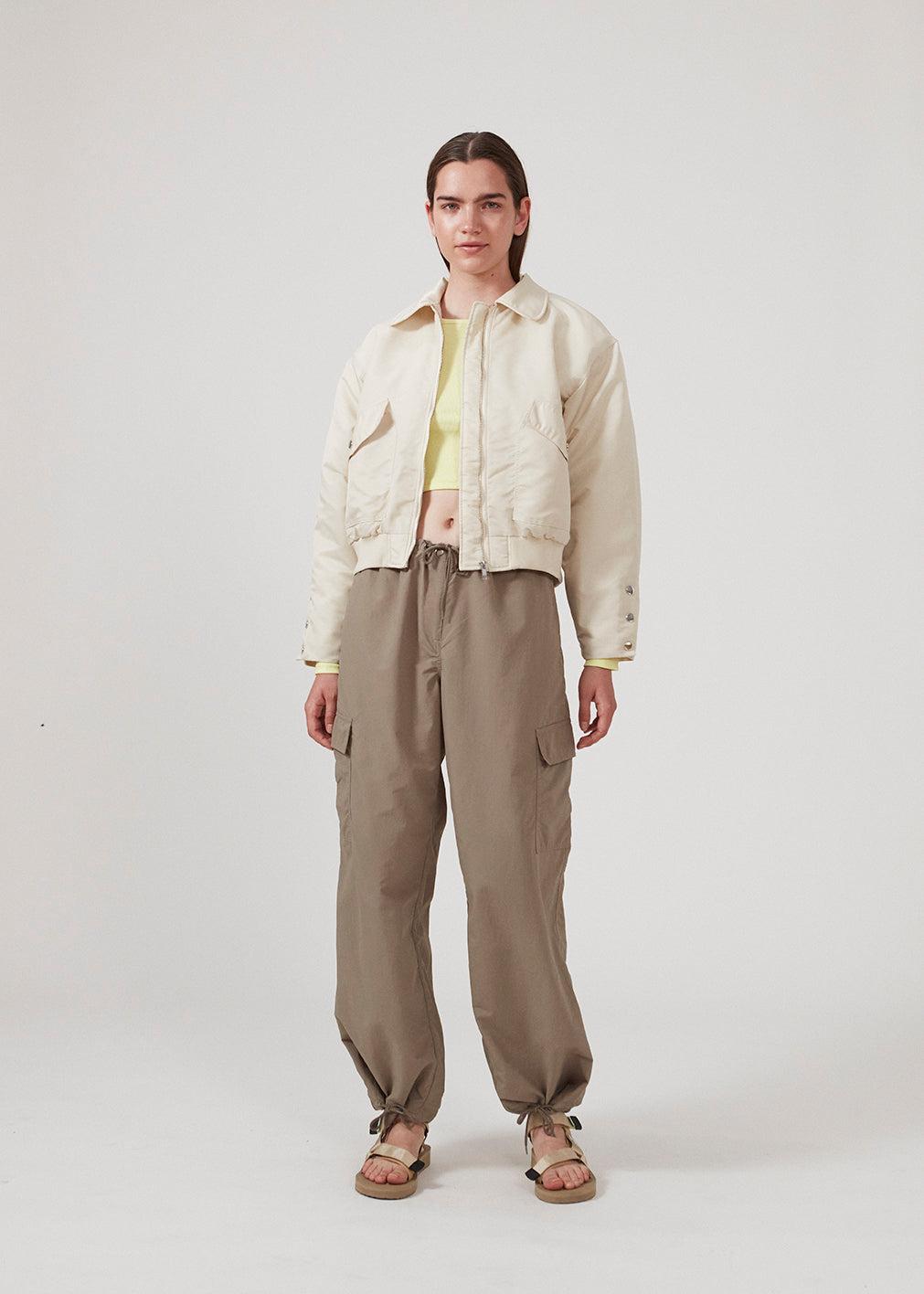 Cargo bukser i nylon med lige ben og påsatte lommer på benene. CarmoMD pants har justerbare snøre i taljen og i bunden.  Modellen er 177 cm og har en størrelse S/36 på.