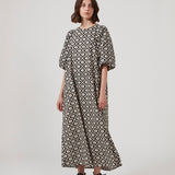 Lang kjole med vidde i skørtet og store pufærmer. CoraMD print dress har en rund hals med udskæring og sløjfe i ryggen. Fremstillet i økologisk bomuld. Modellen er 174 cm og har en størrelse S/36 på.