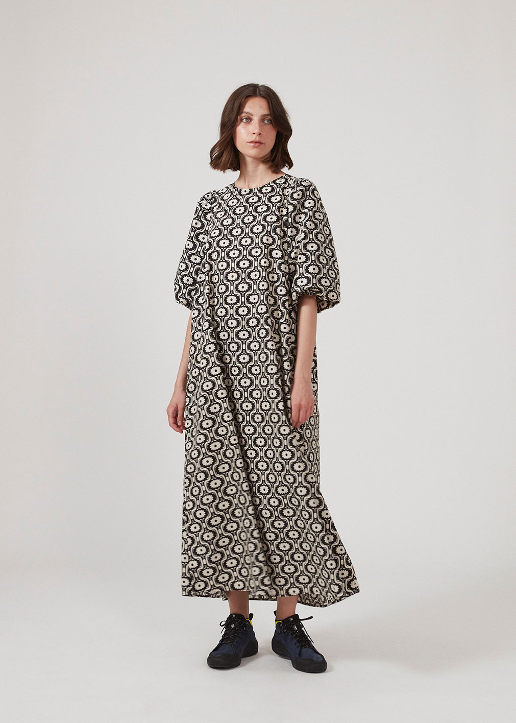 Lang kjole med vidde i skørtet og store pufærmer. CoraMD print dress har en rund hals med udskæring og sløjfe i ryggen. Fremstillet i økologisk bomuld. Modellen er 174 cm og har en størrelse S/36 på.