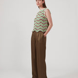 Bukser i satin med klassisk udtryk. CarwynMD pants har brede ben, plisseringer foran og skjult lukning med lynlåsgylp og hægte.  Modellen er 174 cm og har en størrelse S/36 på.