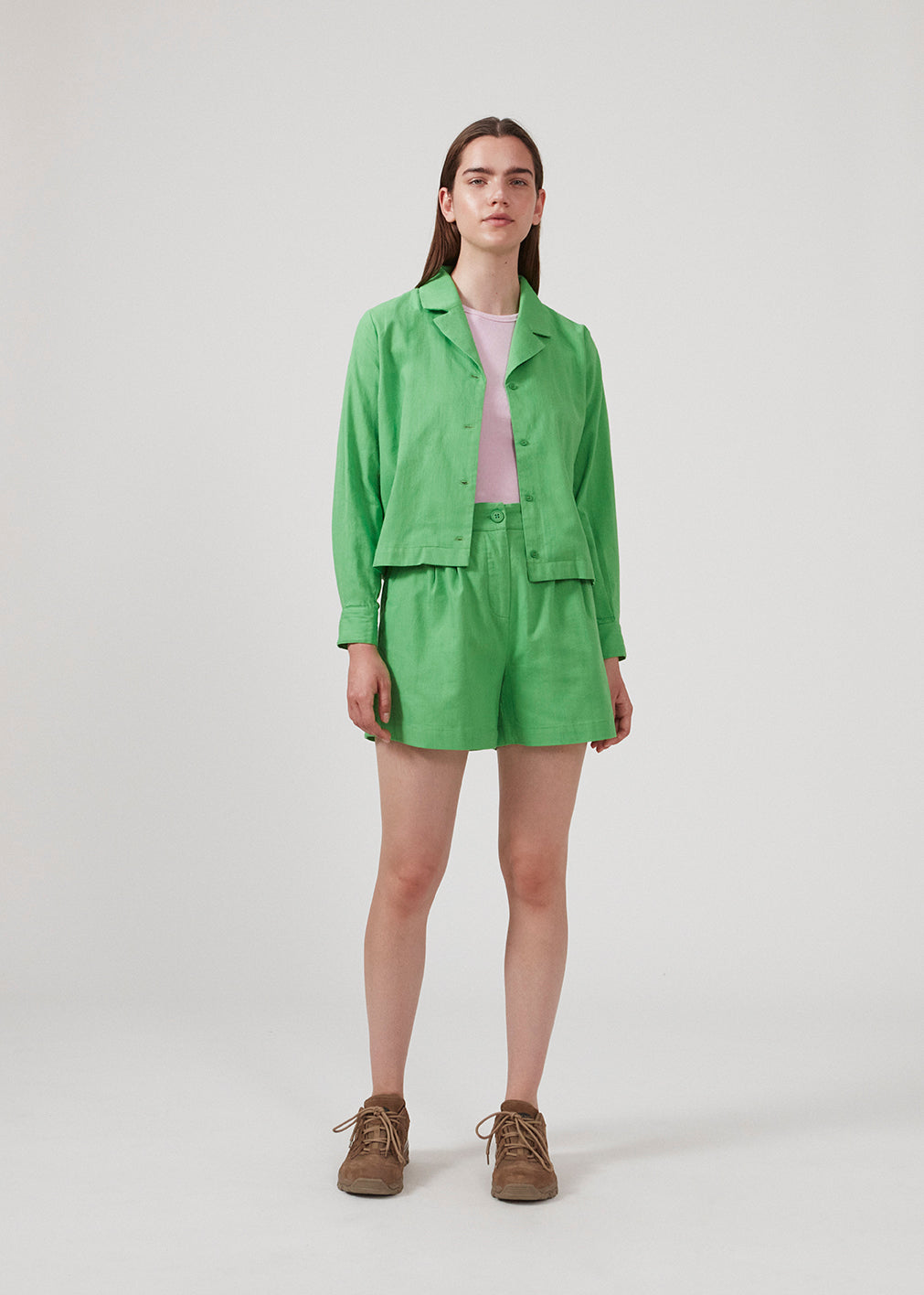 Bomuldsskjorte i grøn med boxy fit og cropped længde. CydneyMD shirt har lange ærmer, resortkrave og knaplukning fortil. Modellen er 174 cm og har en størrelse S/36 på.