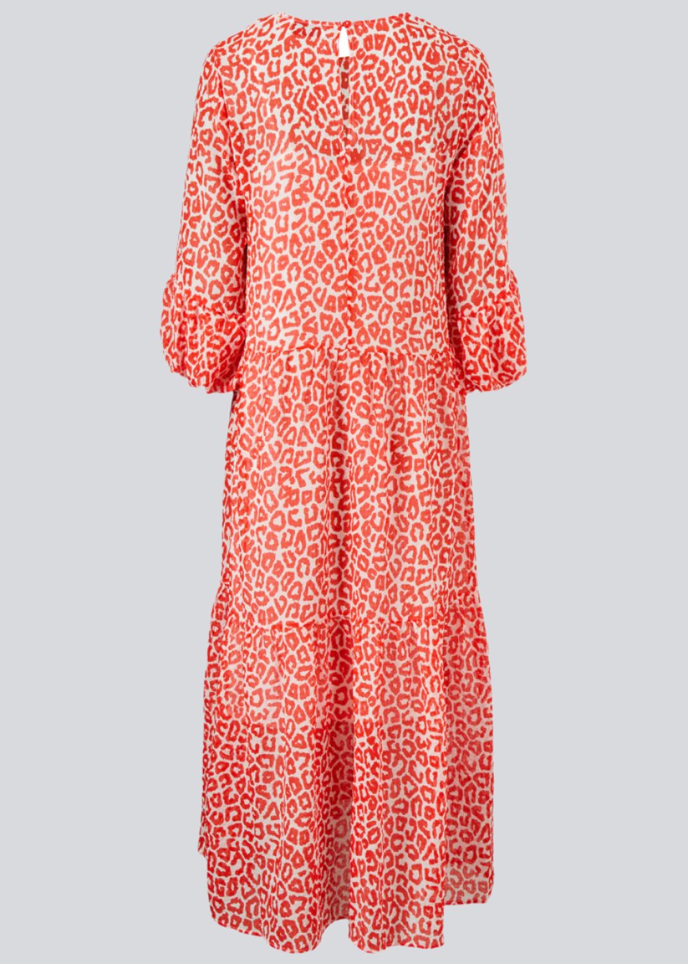 Lana print dress har en voluminøs facon med fine detaljer som overskæringer i skørtet, balloneffekt på de 3/4 lange ærmer og et lettere gennemsigtigt stof, samt nøglehulslukning bagtil.