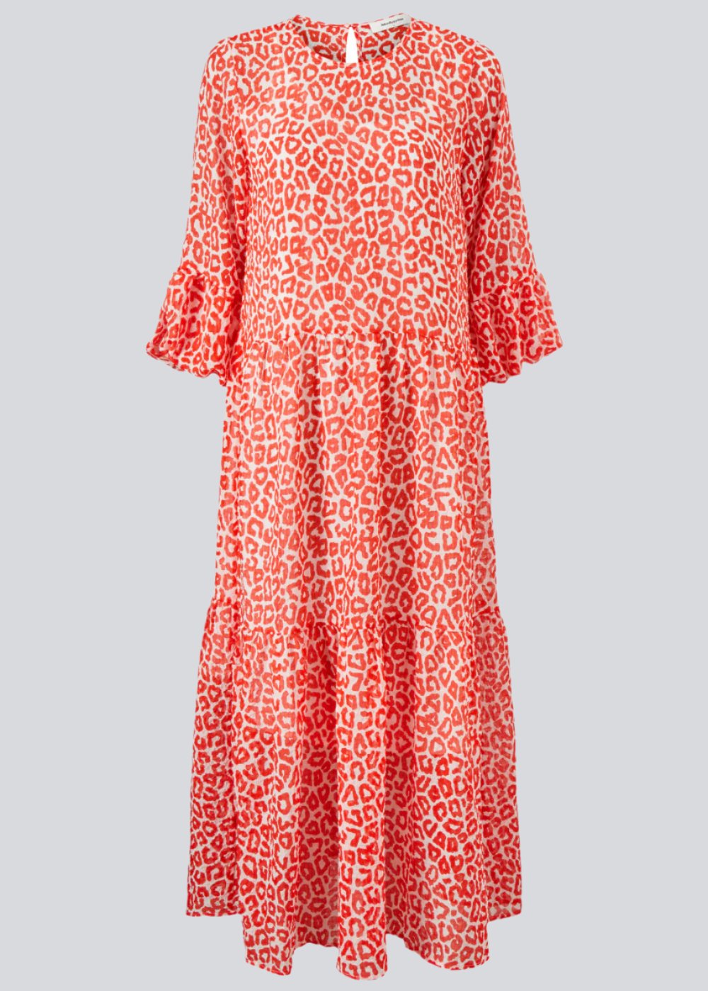 Lana print dress har en voluminøs facon med fine detaljer som overskæringer i skørtet, balloneffekt på de 3/4 lange ærmer og et lettere gennemsigtigt stof, samt nøglehulslukning bagtil.