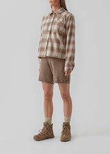 Fin coatigan i en lækker uldblanding. Lexi coatigan har en lomme foran, knaplukning samt en krave. Det rummelige fit og korte længde giver et friskt udtryk. Modellen er 174 cm og har en størrelse S/36 på