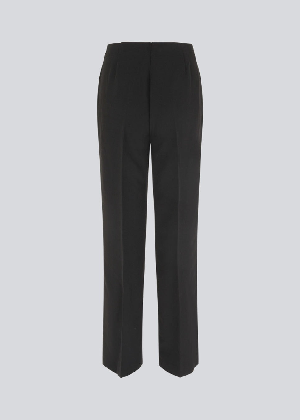 Klassiske bukser med pressefolder og lige ben. Nelli pants lukkes med en skjult lynlås i siden og har en skjult elastik indeni taljen for et mere komfortabelt fit. Modellen er 173 cm og har en størrelse S/36 på Indersøm (S/36): 82 cm Bukserne forlænges med 0,5 cm for hver størrelse.