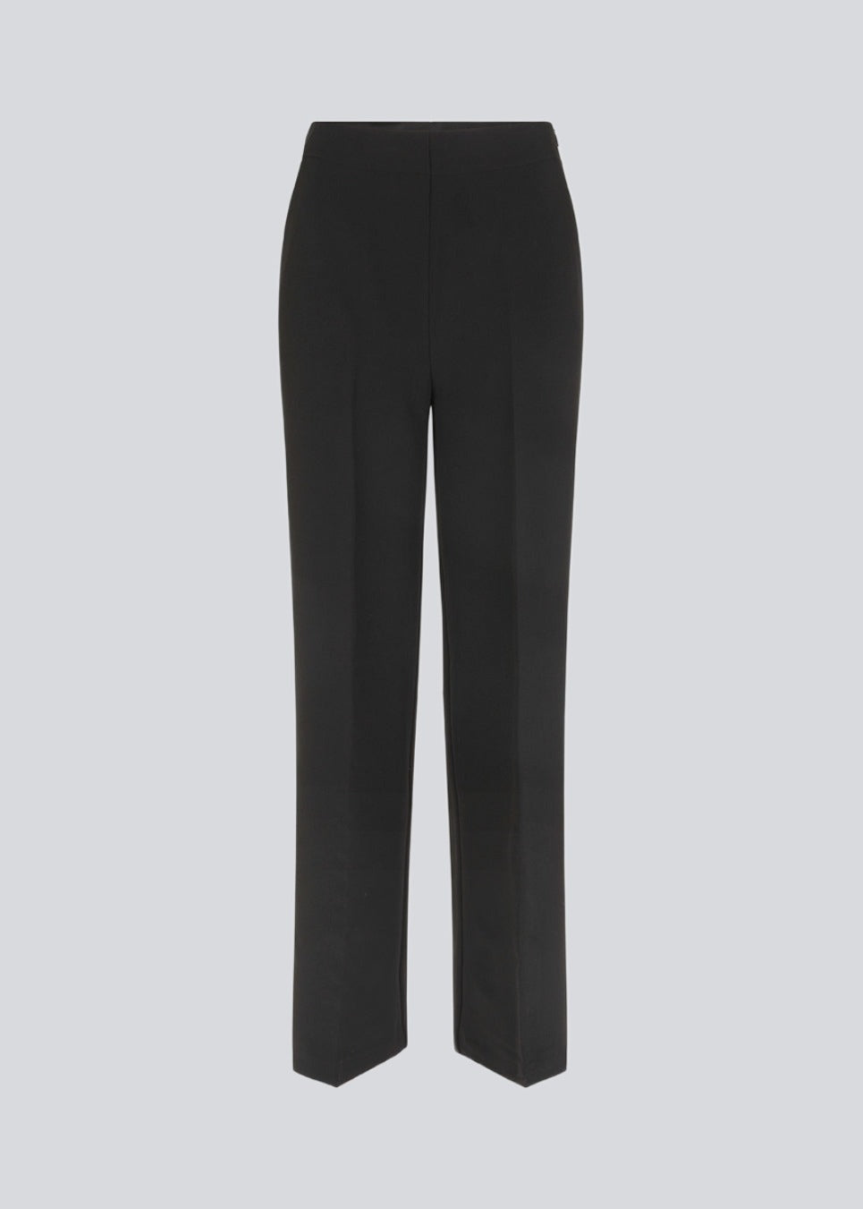 Klassiske bukser med pressefolder og lige ben. Nelli pants lukkes med en skjult lynlås i siden og har en skjult elastik indeni taljen for et mere komfortabelt fit. Modellen er 173 cm og har en størrelse S/36 på Indersøm (S/36): 82 cm Bukserne forlænges med 0,5 cm for hver størrelse.