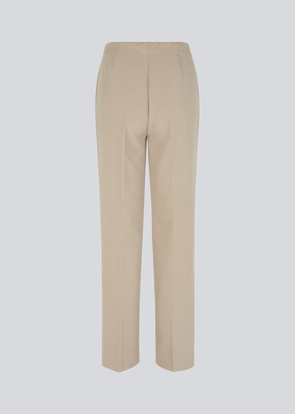 Klassiske bukser med pressefolder og lige ben. Nelli pants lukkes med en skjult lynlås i siden og har en skjult elastik indeni taljen for et mere komfortabelt fit. Modellen er 173 cm og har en størrelse S/36 på Indersøm (S/36): 82 cm Bukserne forlænges med 0,5 cm for hver størrelse.
