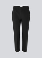 Klassiske bukser i sort med pressefolder og lige afkortede ben. NelliMD cropped pants lukkes med en skjult lynlås i siden og har en skjult elastik i taljen for et mere komfortabelt fit. Modellen er 173 cm og har en størrelse S/36 på