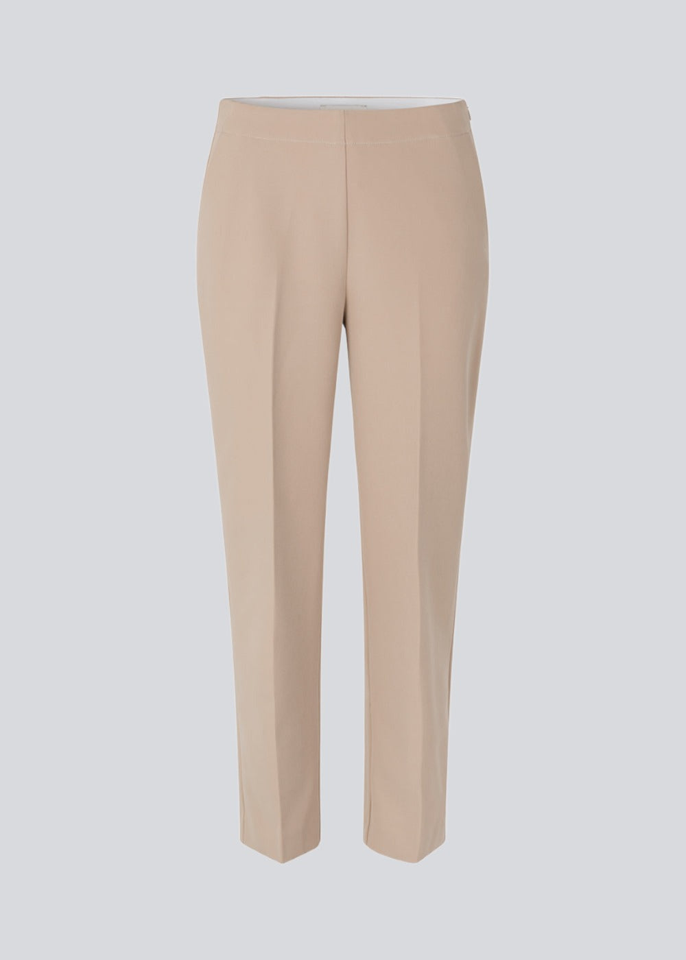 Klassiske bukser i beige med pressefolder og lige afkortede ben. NelliMD cropped pants lukkes med en skjult lynlås i siden og har en skjult elastik i taljen for et mere komfortabelt fit. Modellen er 173 cm og har en størrelse S/36 på