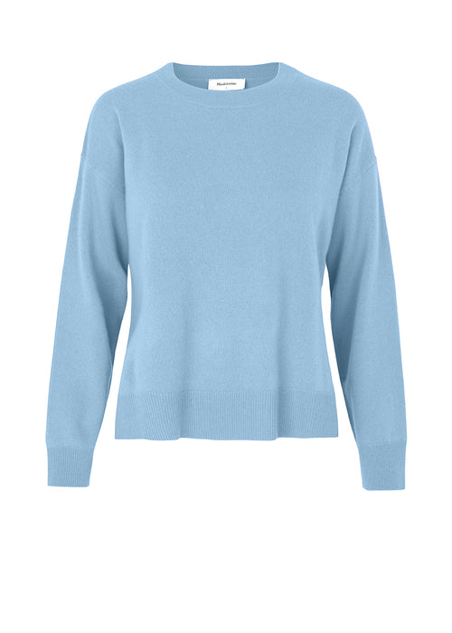 Noris o-neck er med sit klassiske design og luksuriøse cashmere kvalitet en must have til enhver garderobe. Noris o-neck har en rund hals og slidser i siden. Modellen er 173 cm og har en størrelse S/36 på