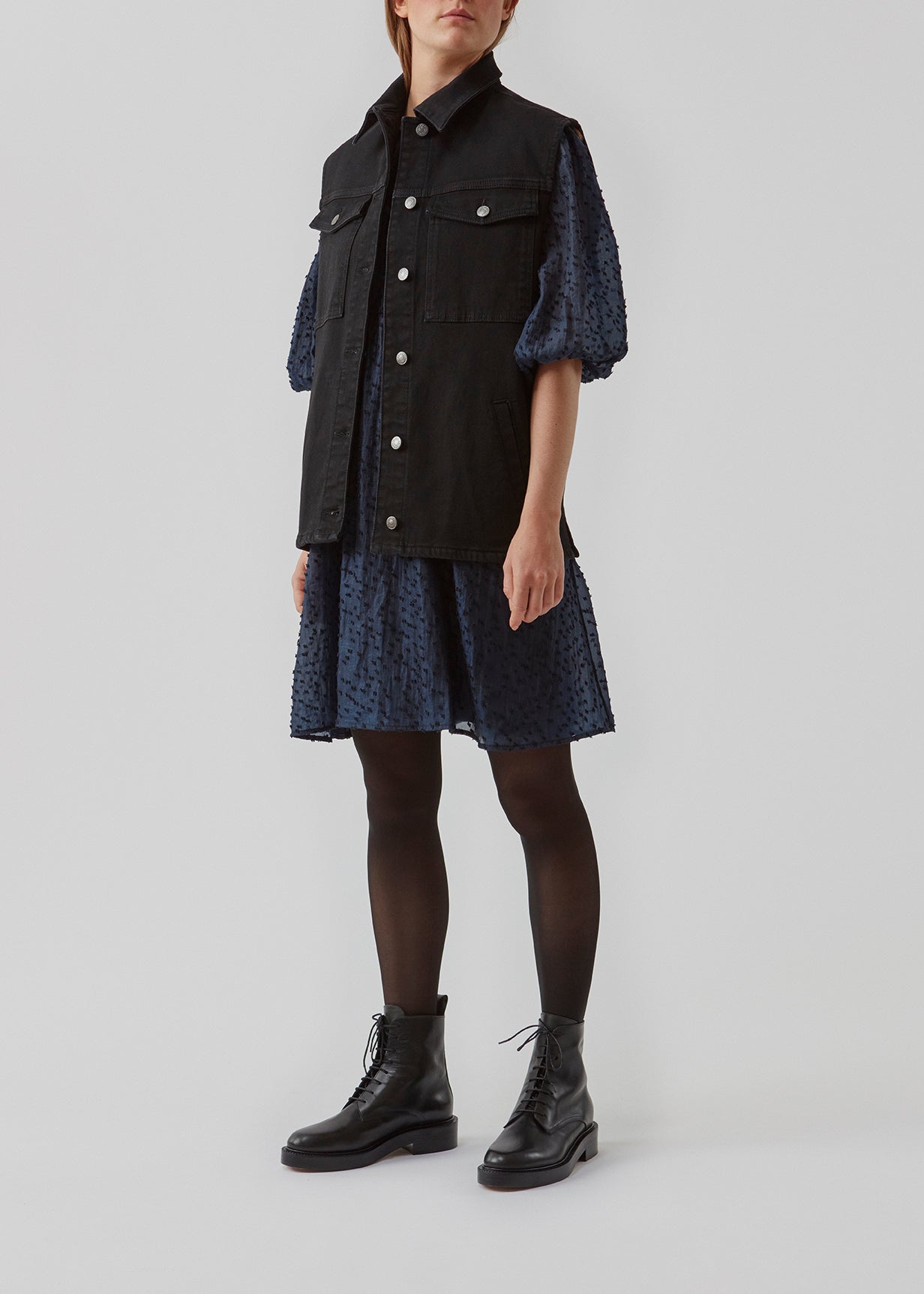Cool vest i økologisk bomuld. Nour vest har en boxy pasform, som nemt kan styles over en trøje, skjorte eller kjole for at tilføje en rå detalje til looket. Vesten lukkes med knapper fortil. Modellen er 173 cm og har en størrelse S/36 på