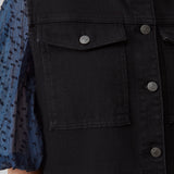 Cool vest i økologisk bomuld. Nour vest har en boxy pasform, som nemt kan styles over en trøje, skjorte eller kjole for at tilføje en rå detalje til looket. Vesten lukkes med knapper fortil. Modellen er 173 cm og har en størrelse S/36 på