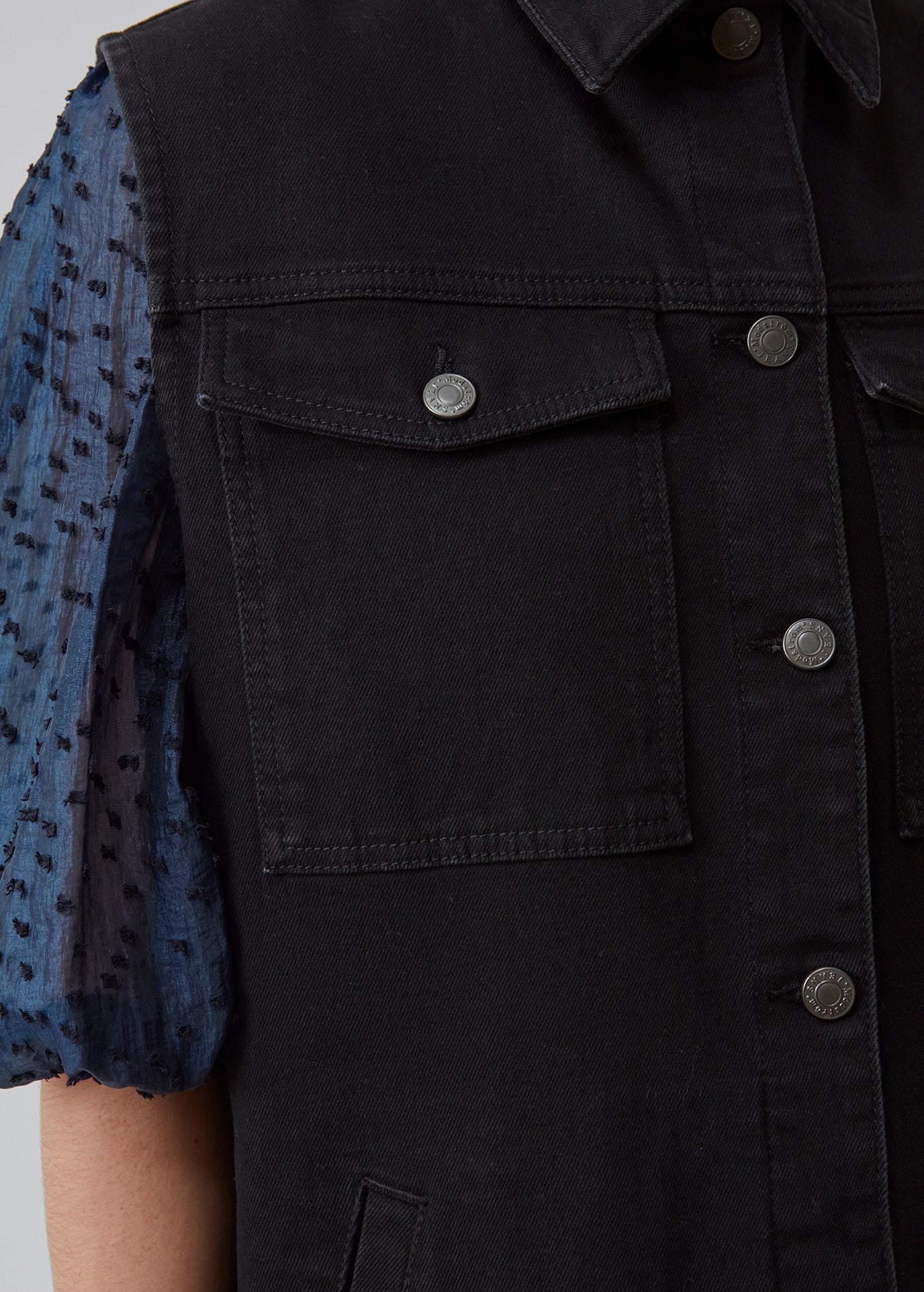 Cool vest i økologisk bomuld. Nour vest har en boxy pasform, som nemt kan styles over en trøje, skjorte eller kjole for at tilføje en rå detalje til looket. Vesten lukkes med knapper fortil. Modellen er 173 cm og har en størrelse S/36 på