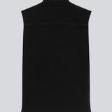 Cool vest i økologisk bomuld. Nour vest har en boxy pasform, som nemt kan styles over en trøje, skjorte eller kjole for at tilføje en rå detalje til looket. Vesten lukkes med knapper fortil. 