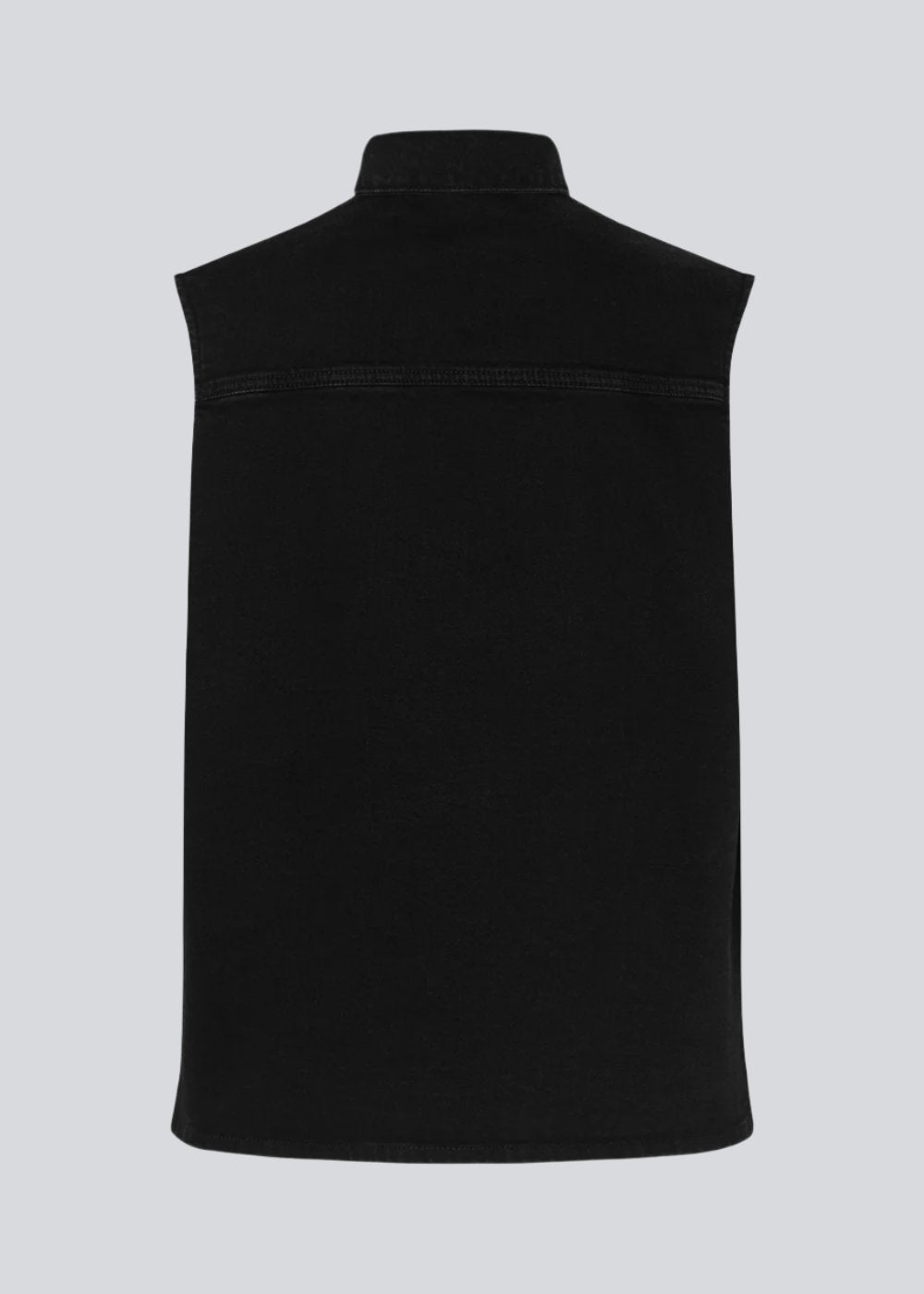 Cool vest i økologisk bomuld. Nour vest har en boxy pasform, som nemt kan styles over en trøje, skjorte eller kjole for at tilføje en rå detalje til looket. Vesten lukkes med knapper fortil. 
