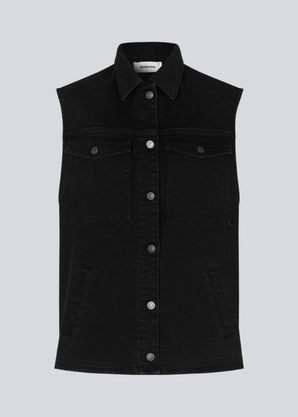 Cool vest i økologisk bomuld. Nour vest har en boxy pasform, som nemt kan styles over en trøje, skjorte eller kjole for at tilføje en rå detalje til looket. Vesten lukkes med knapper fortil. 