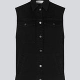Cool vest i økologisk bomuld. Nour vest har en boxy pasform, som nemt kan styles over en trøje, skjorte eller kjole for at tilføje en rå detalje til looket. Vesten lukkes med knapper fortil. 